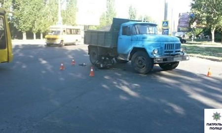 В Николаеве грузовик столкнулся с мопедом