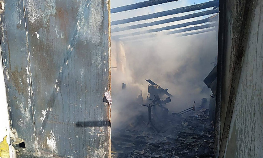 В Березанском районе спасатели погасили пожар гаража, крыши жилого дома и спасли 40 поросят
