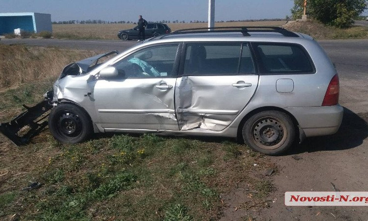 Под Николаевом произошло ДТП: столкнулись Toyota Corolla и Нива