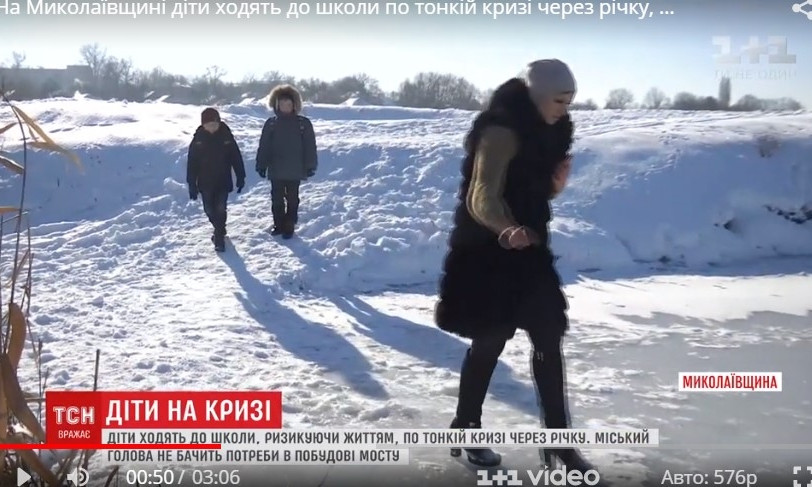 В Первомайске дети добираются в школу идя по тонкому льду на реке. Видеосюжет