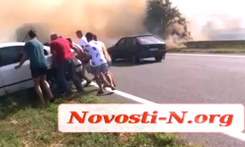 На трассе «Одесса-Николаев» столкнулись несколько машин из-за горящего поля подсолнухов