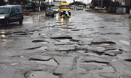 Из-за катастрофического состояния дорог в Николаев можно ехать только со скоростью 15 км/час