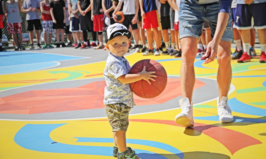 В Николаеве открыли первую в Украине баскетбольную площадку в стиле street art
