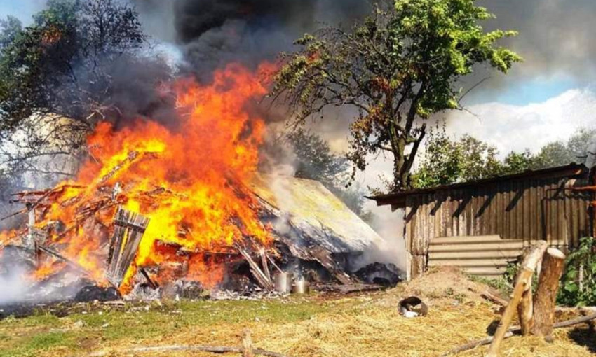 В Николаевской области загорелся сеновала на территории частного домовладения