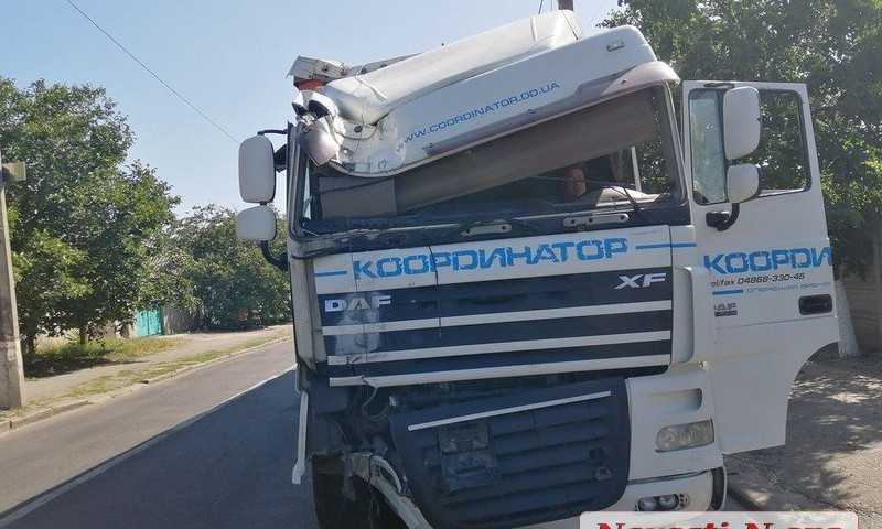 В Николаеве на Одесском шоссе грузовик врезался в столб линии электропередач