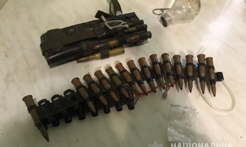 Бывшему военному из Николаева, хранившему боевое оружие и «соли», сообщили о подозрении