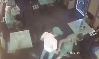 В Николаевском баре избили и ограбили посетителя