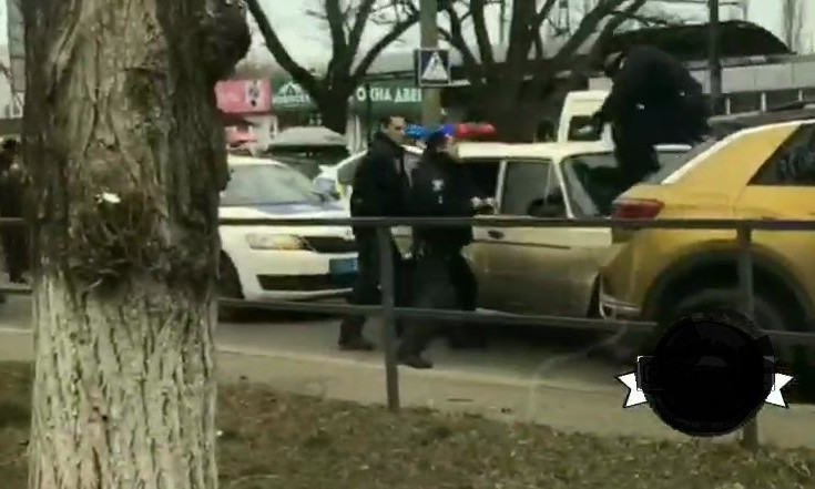 Появилось видео, как полицейские задерживали угонщика «Жигулей» в Николаеве