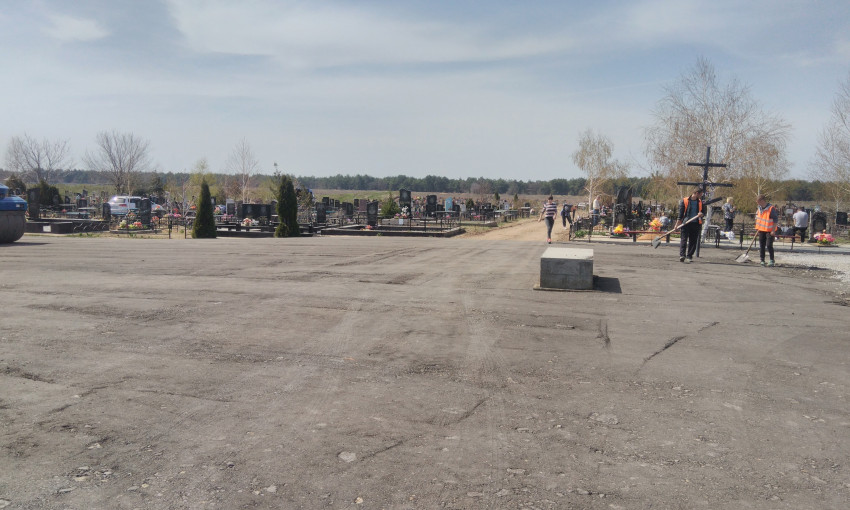 В микрорайоне Матвеевка готовятся к поминальным дням и благоустраивают новое кладбище