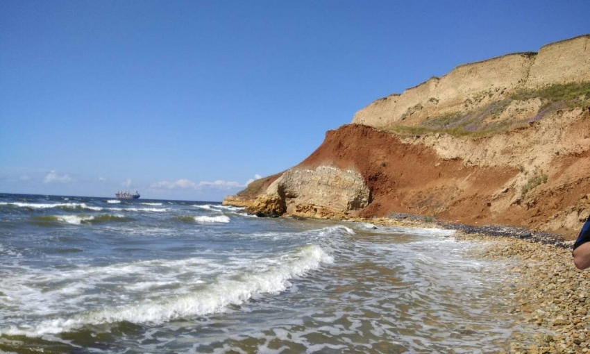 Сократили путь: девушки отправились по берегу Черного моря и оказалась заложниками воды