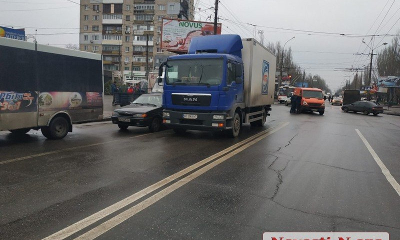 На проспекте Мира произошла авария с участием грузовика и автомобиля