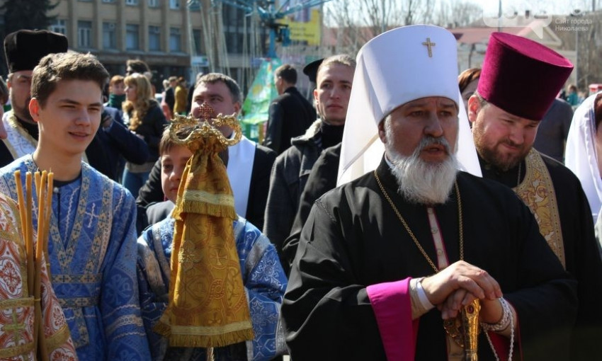 Николаевцы помолились за Украину на Соборной площади