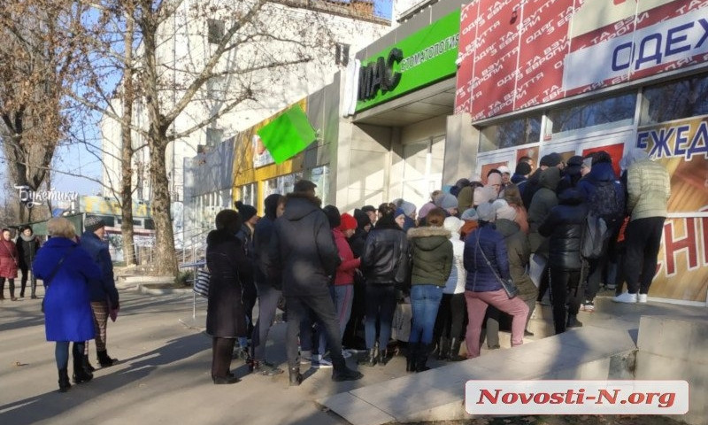 На Центральном проспекте жители Николаева штурмом взяли магазин и чуть не выломали дверь