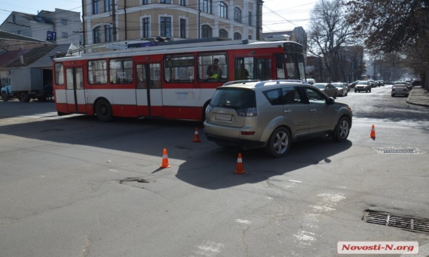 В Центре Николаева столкнулись троллейбус и легковой автомобиль