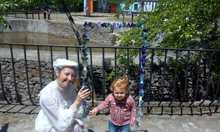 Стать живой картиной, съесть бесплатно мороженное и поиграть с мэром города – сегодня можно было в Николаевском зоопарке