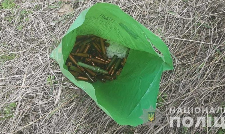 На Николаевщине мужчина нашел в лесополосе пакет с патронами, корпусами гранат и запалом