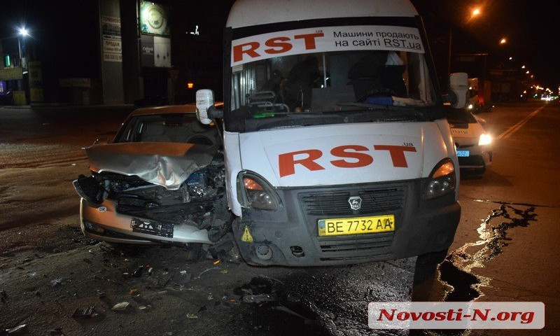 На Героев Украины столкнулись маршрутка и автомобиль, среди пассажиров есть пострадавшие