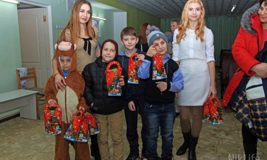 Святой Николай обрадовал деток в Областной больнице сладкими подарками