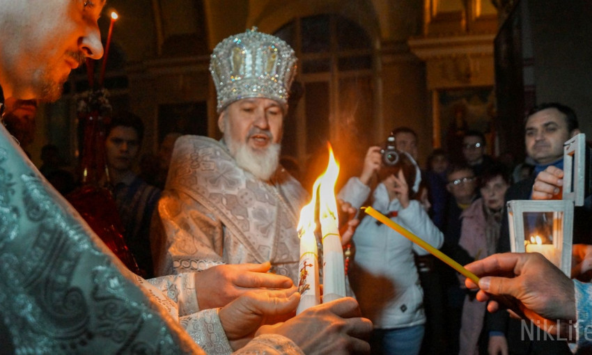 Благодатный огонь в Николаеве: сотни прихожан собора на улице Садовой встречают Пасху на всенощном бдении