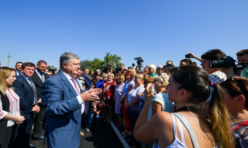 В Николаевской области Президент Украины Петр Порошенко осмотрел отремонтированную трассу «Т-15-08 Николаев-Снигиревка»