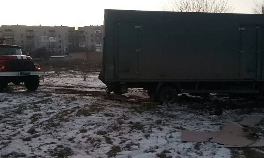 На Николаевщине спасатели отбуксировали грузовик и вытащили из грязи Mercedes