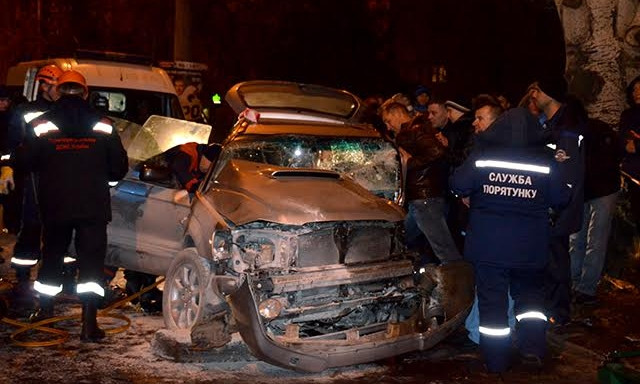 Subaru врезался в дерево в Николаеве, пострадал ребенок