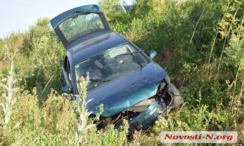 Авария на трассе под Николаевом: иномарка – в кювете, пострадавший пассажир – в больнице
