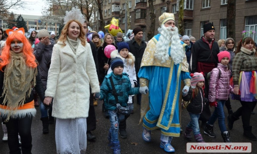 В Николаеве прошло шествие со Святым Николаем и оркестром Дедов Морозов