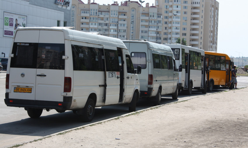 Николаевские власти разберутся, почему маршрутчики требуют полную оплату проезда со школьников