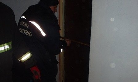 На Николаевщине ребенок закрылся в квартире, пока мама вышла в магазин — открывали спасатели