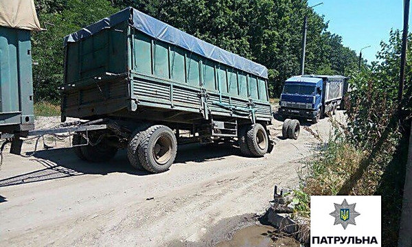 В Николаеве «КамАЗ» попал в ДТП и «потерял» колеса на разбитой улице Турбинной