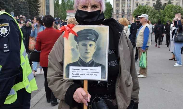 В Николаеве на акцию Бессмертный полк вышли сотни человек