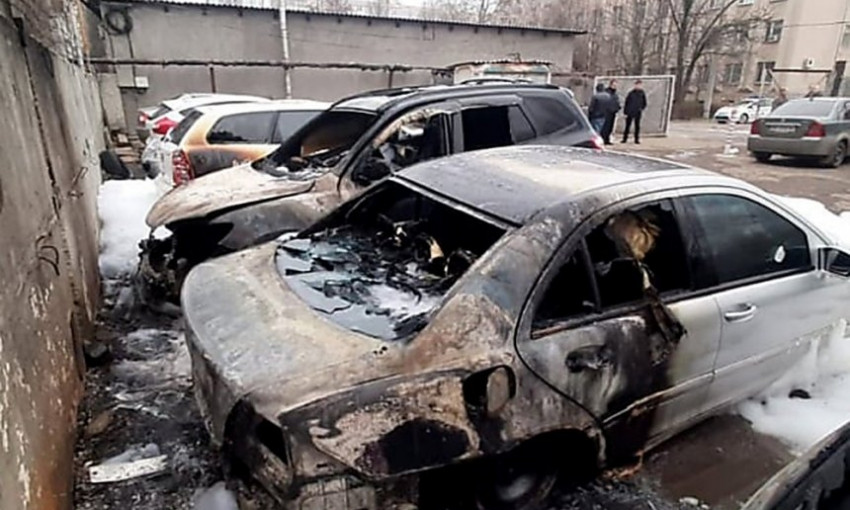 В Николаеве на стоянке загорелся автомобиль: повреждено четыре легковушки