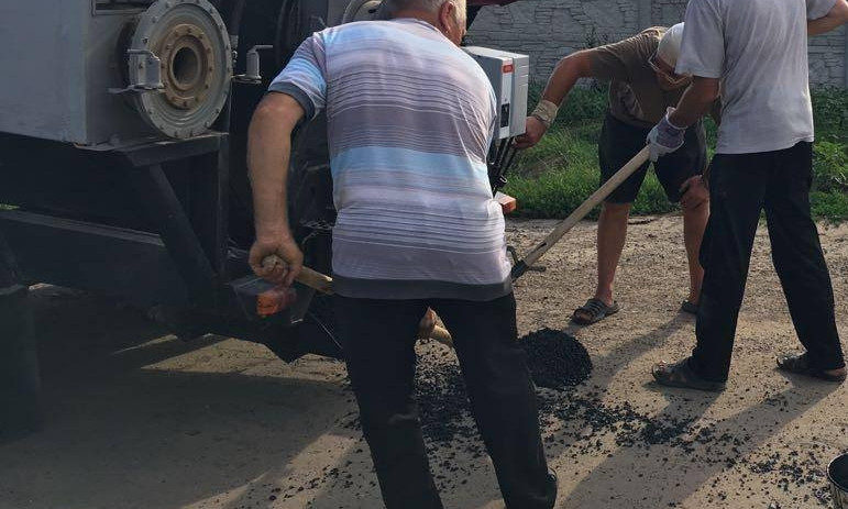 На Николаевщине ОТГ самостоятельно ремонтирует дороги