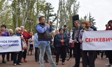 Экс-губернатор Садыков «пошел в народ» и выступил на митинге против новой управляющей кампании