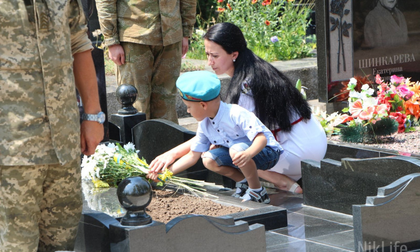 «Живут, пока жива память»: в Николаеве установили памятник герою АТО