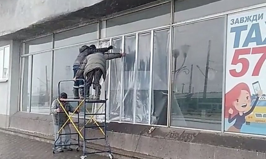 В Николаеве на ж/д вокзале «застеклили» окна полиэтиленом