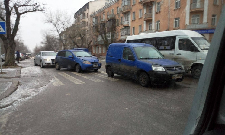 На пешеходном переходе в Николаеве произошло ДТП