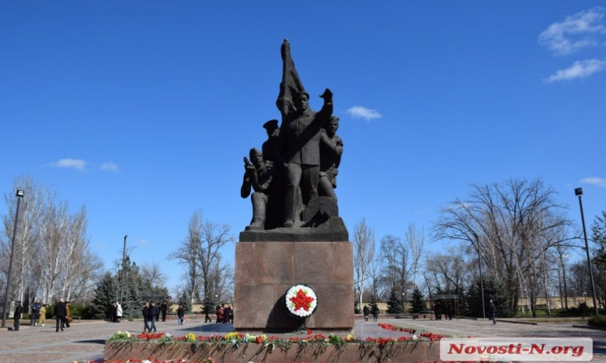 Николаевские «афганцы» и пенсионеры МВД возложили цветы к Вечному огню