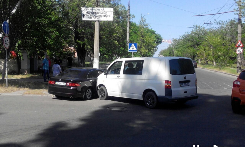 В Николаеве столкнулись Honda и минивен Volkswagen