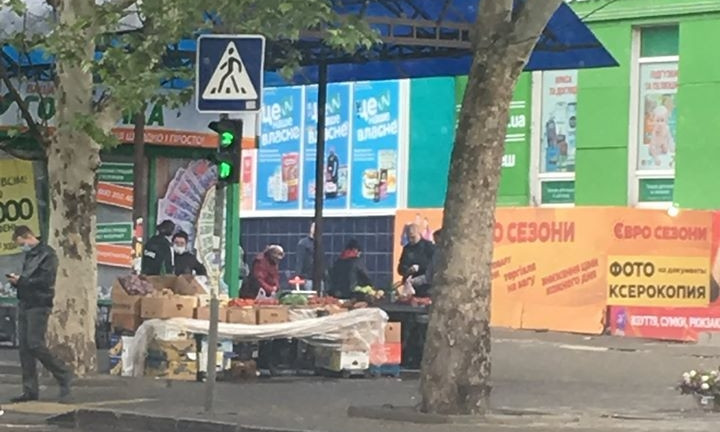 В Николаеве на улице 3-я Слободская стихийная торговля продолжается