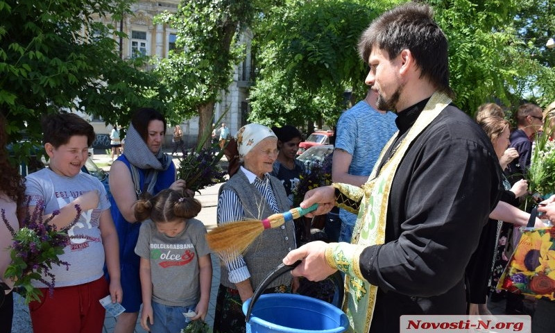 Православные Николаева сегодня отмечают день Святой Троицы