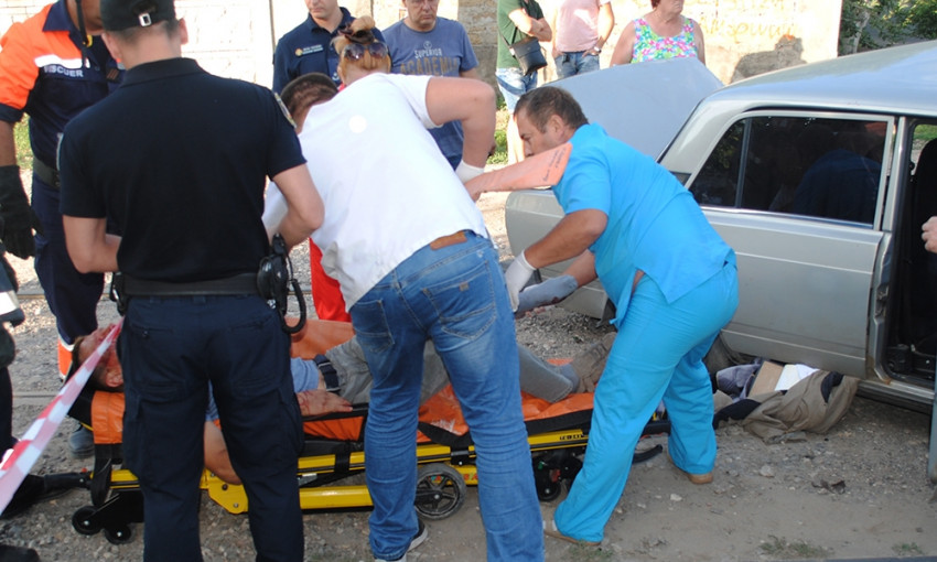 В Николаеве трамвай столкнулся с автомобилем, спасатели доставали из салона поврежденной машины пострадавшего пассажира