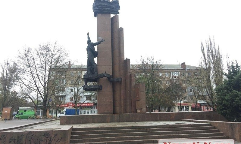И суд не помог: демонтаж памятника Ленинскому комсомолу в Николаеве опять «не прошел»