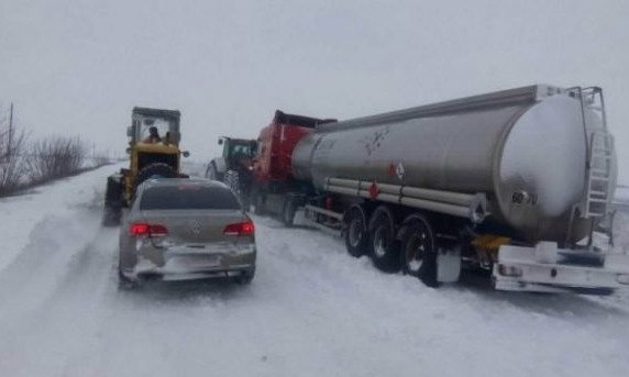 На трассе «Кировоград-Николаев» в снежном плену оказались десятки автомобилей