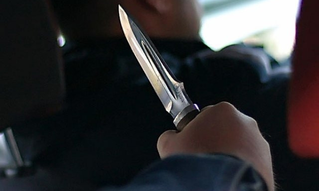 На Николаевщине мужчина, угрожая ножом, отобрал у таксиста его автомобиль