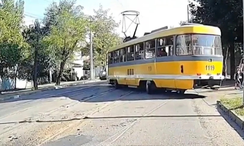 В Николаеве трамвай на полном ходу сошел с рельс (видео)