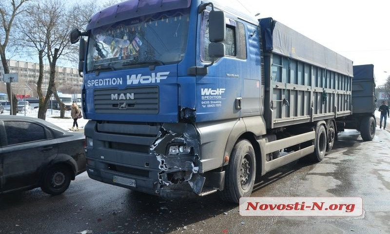 На Героев Украины грузовик протаранил иномарку, образовалась автопробка
