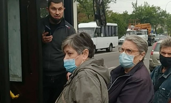 В Николаеве две жительницы блокировали движение общественного транспорта