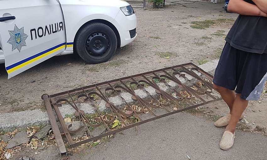 В Николаеве полиция задержала парня, перевозившего в трамвае украденный металлический забор